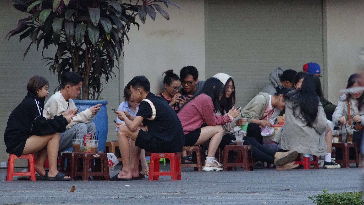 Bạn Nguyễn Hoàng Mai Anh (19 tuổi, quận Bình Thạnh) cùng những người bạn của mình "hẹn hò" nhau lúc sáng sớm trong tiết trời se lạnh, chia sẻ: "Tụi mình hay gặp nhau buổi trưa, mà mấy ngày trước, buổi trưa ra đường nóng lắm, nên tụi mình quyết định sẽ đi vào sáng sớm. Sáng nay tụi mình hẹn nhau lúc 6 giờ, ra đường thời tiết se se lạnh thích lắm". Ảnh: HẢI NGUYÊN Bạn Nguyễn Hoàng Mai Anh (19 tuổi, quận Bình Thạnh) cùng những người bạn của mình "hẹn hò" nhau lúc sáng sớm trong tiết trời se lạnh, chia sẻ: "Tụi mình hay gặp nhau buổi trưa, mà mấy ngày trước, buổi trưa ra đường nóng lắm, nên tụi mình quyết định sẽ đi vào sáng sớm. Sáng nay tụi mình hẹn nhau lúc 6 giờ, ra đường thời tiết se se lạnh thích lắm". Ảnh: HẢI NGUYÊN