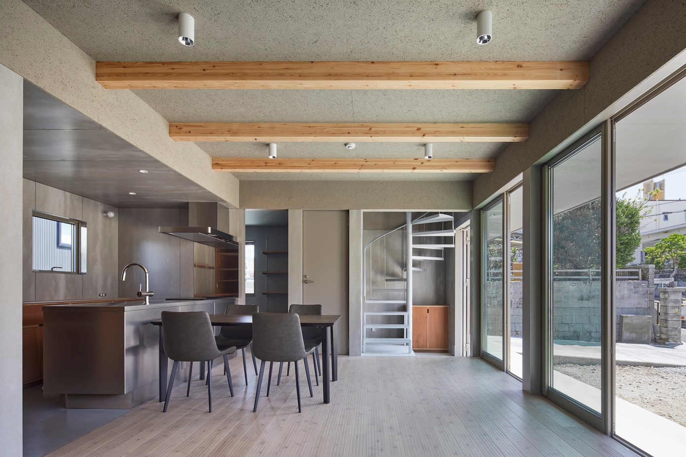 Sự kết hợp giữa vật liệu gỗ với các bảng tường bê tông màu xám tưởng như khác biệt lại giúp ngôi nhà có một không gian đồng nhất và ấn tượng.