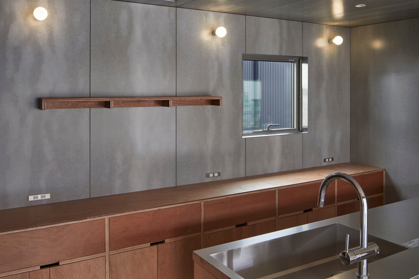 Màu sắc chủ đạo của ngôi nhà được định hướng theo tông xám trong khi dầm và đồ nội thất bằng gỗ giữ nguyên màu sắc để tạo cảm giác ấm cúng và bình yên cho không gian.