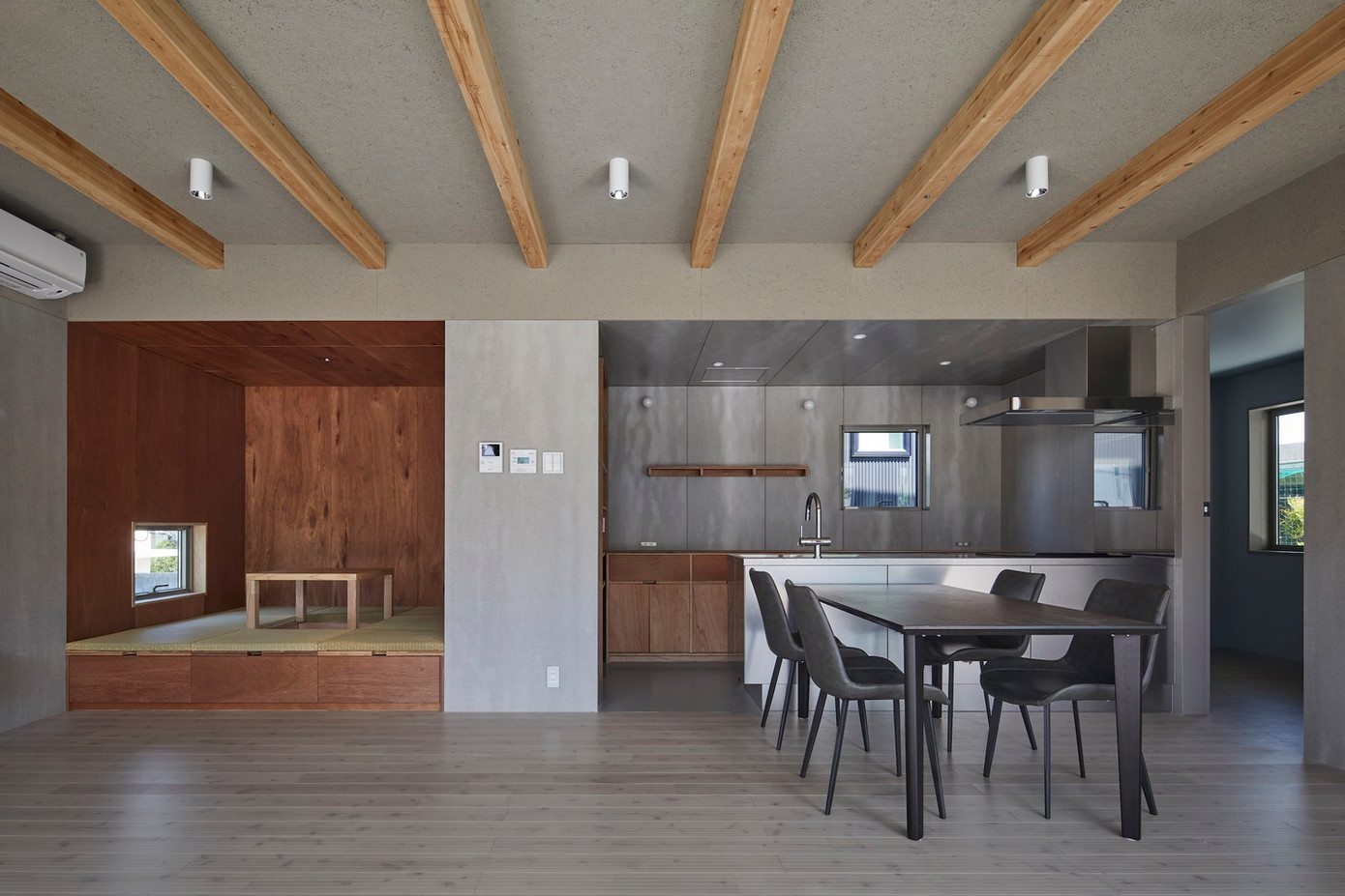 Vật liệu gỗ được sử dụng để xây dựng kết cấu chính của ngôi nhà nhằm phù hợp với môi trường xung quanh và đáp ứng chi phí của gia chủ.