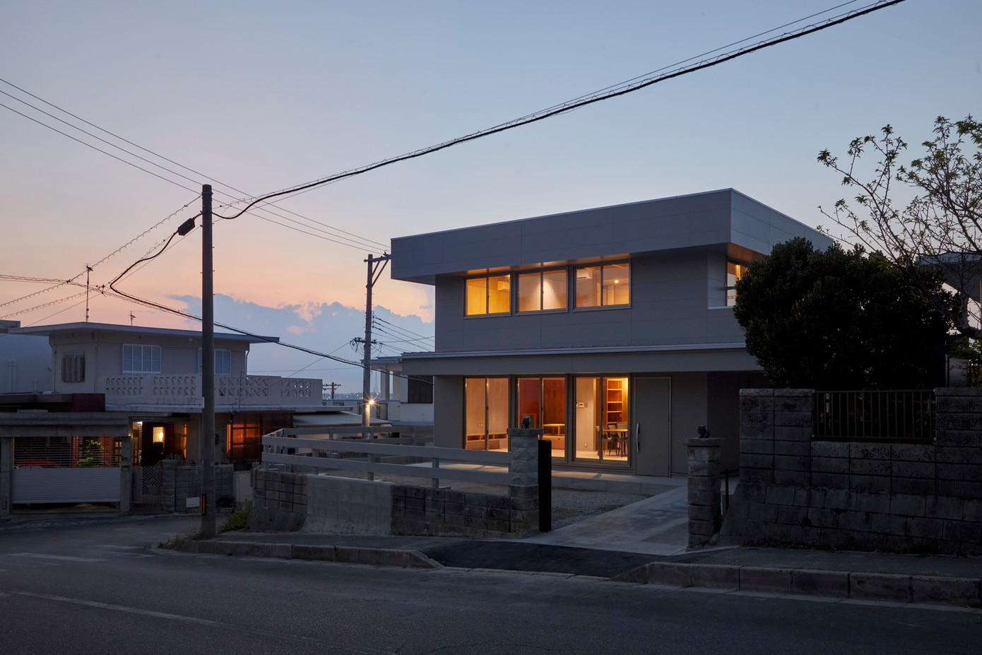 Để tạo ra những bóng râm che nắng cho ngôi nhà, kiến trúc sư mở rộng khu vực nhà kho ở tầng một và phần hiên đua ra ở tầng hai.