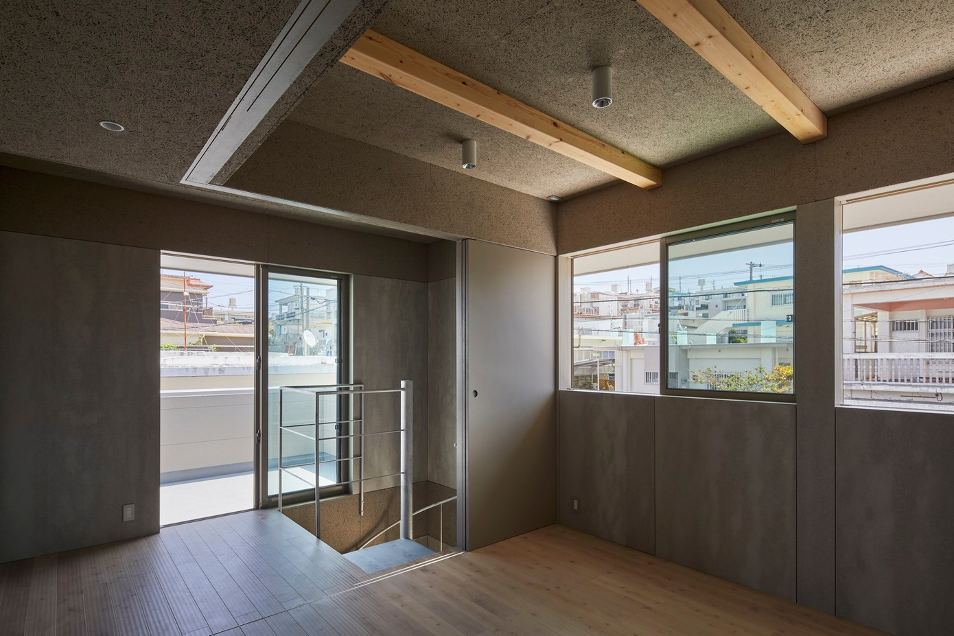 Sân vườn của ngôi nhà nằm ở hướng Nam trong khi gara để xe ở hướng Đông.