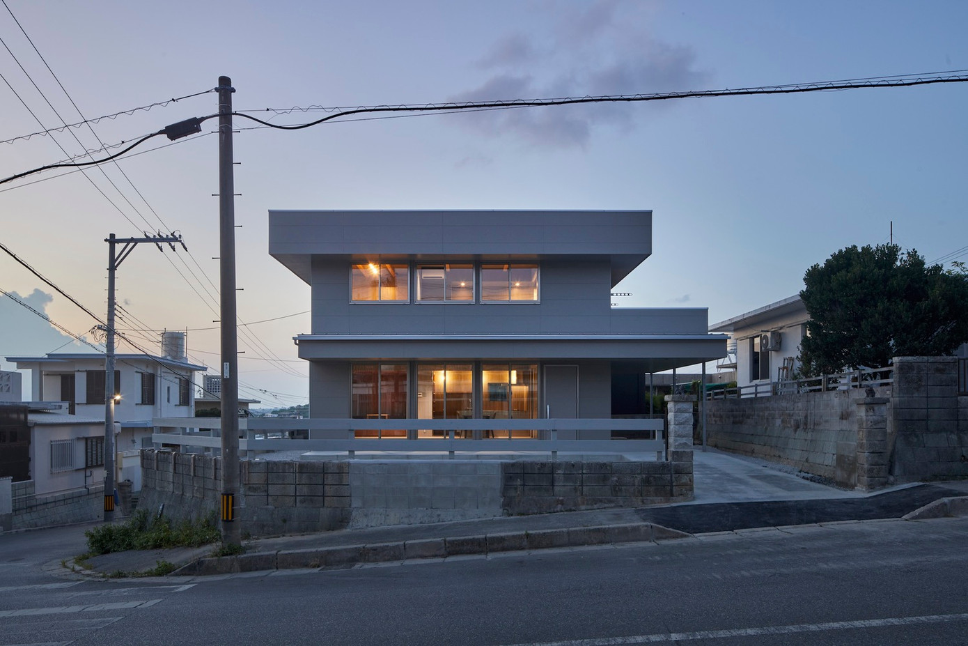 Sân vườn của ngôi nhà nằm ở hướng Nam trong khi gara để xe ở hướng Đông.