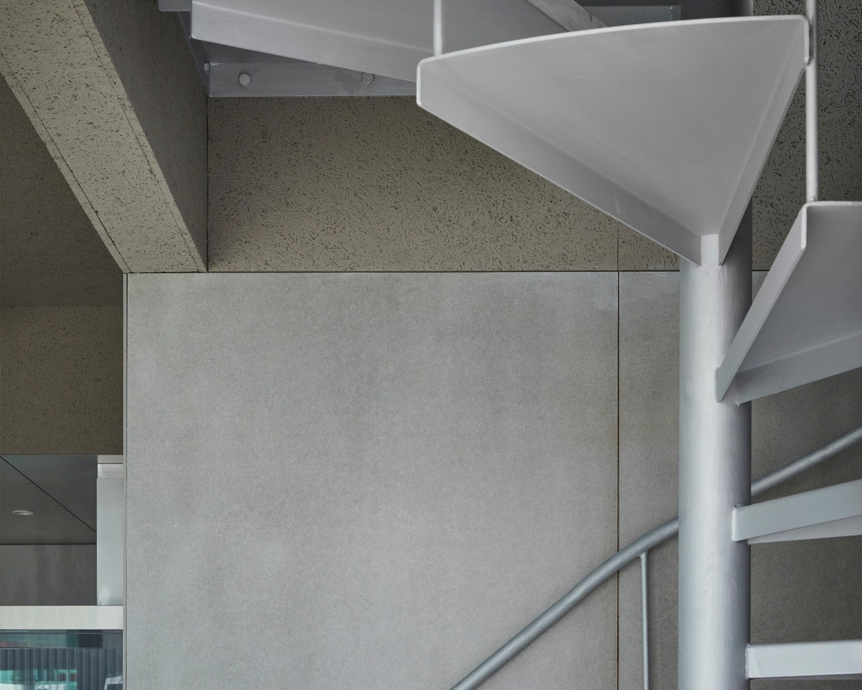 Sự kết hợp giữa vật liệu gỗ với các bảng tường bê tông màu xám tưởng như khác biệt lại giúp ngôi nhà có một không gian đồng nhất và ấn tượng.