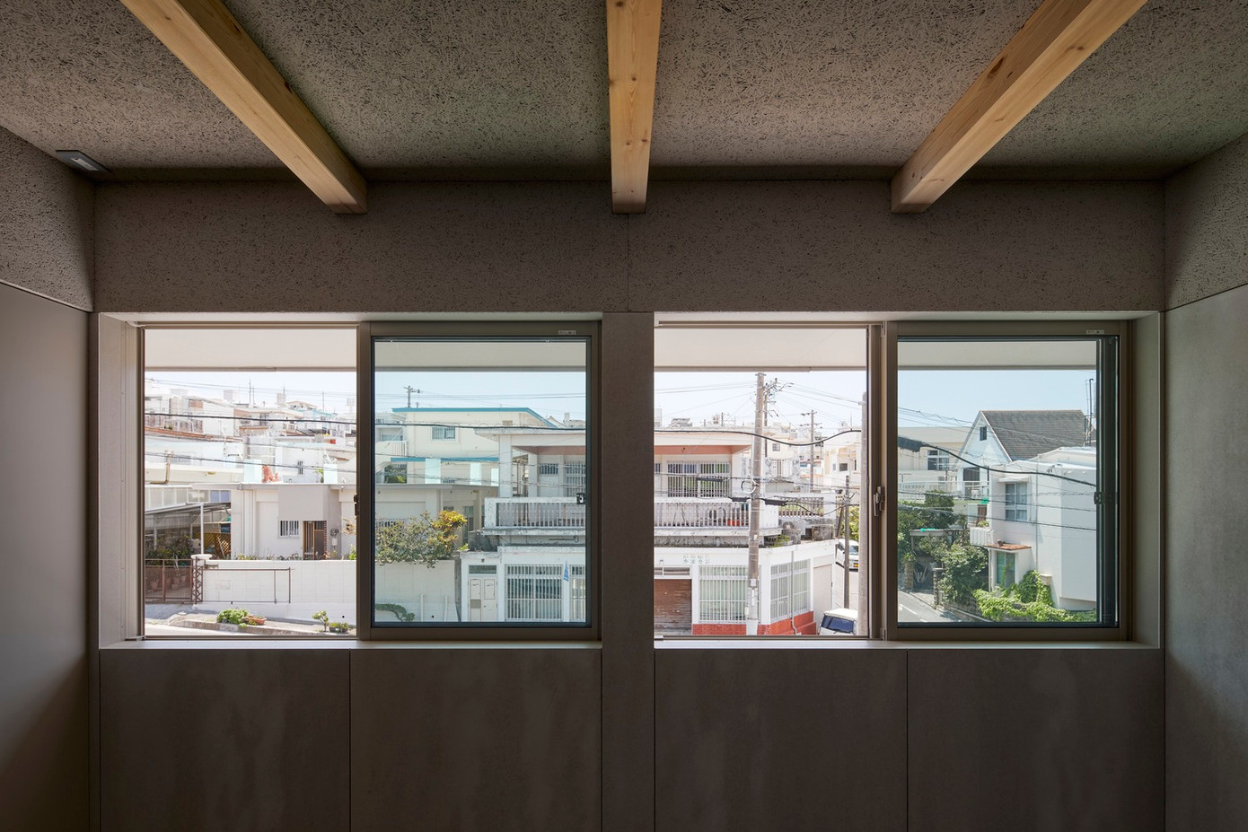 Màu sắc chủ đạo của ngôi nhà được định hướng theo tông xám trong khi dầm và đồ nội thất bằng gỗ giữ nguyên màu sắc để tạo cảm giác ấm cúng và bình yên cho không gian.