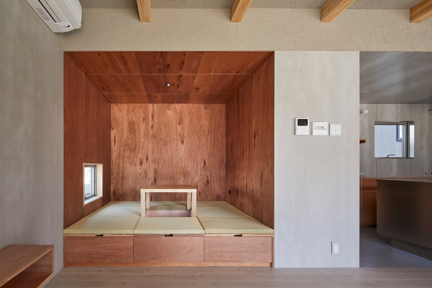 Màu sắc chủ đạo của ngôi nhà được định hướng theo tông xám trong khi dầm và đồ nội thất bằng gỗ giữ nguyên màu sắc để tạo cảm giác ấm cúng và bình yên cho không gian.