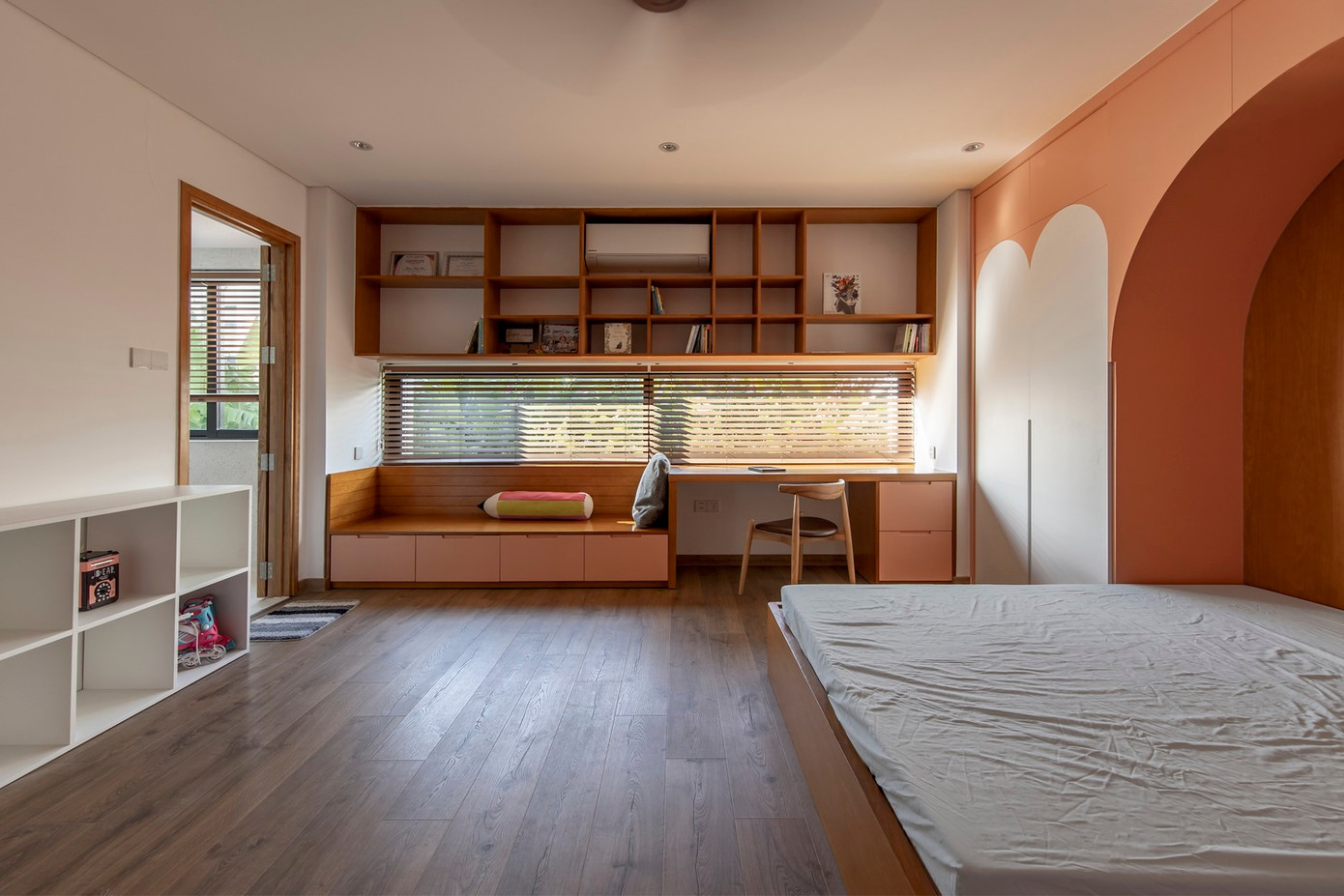 Đây được coi là một trong những công trình kết hợp hài hòa giữa không gian sống và khu vực làm việc, vừa mang lại hiệu quả công việc, vừa không làm mất đi chức năng gắn kết, tạo sự thoải mái, thuận tiện cho sinh hoạt gia đình.