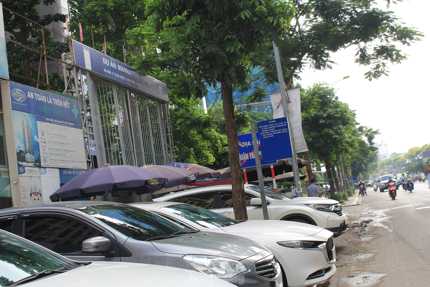 Trước cổng dự án tổ hợp văn phòng, dịch vụ thương mại và nhà ở Thành An Tower hiện nay có tên gọi mới là Manhattan Tower (ảnh chụp hồi tháng 4/2023).