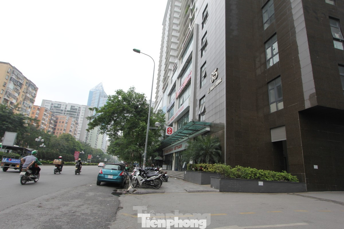 UBND TP Hà Nội yêu cầu các cơ quan phụ trách báo cáo tiến độ thực hiện ý kiến của Thanh tra Bộ Xây dựng liên quan đến các vi phạm tại đường Lê Văn Lương, Tố Hữu và KĐT Trung Hòa – Nhân Chính trong tháng 12. (Ảnh: Lập Đông)