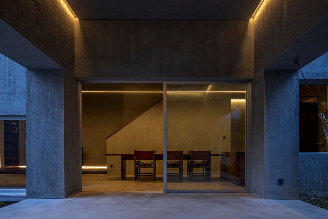 Phòng ăn có tầm nhìn ra bể cá và sân vườn giúp không gian luôn được mát mẻ.