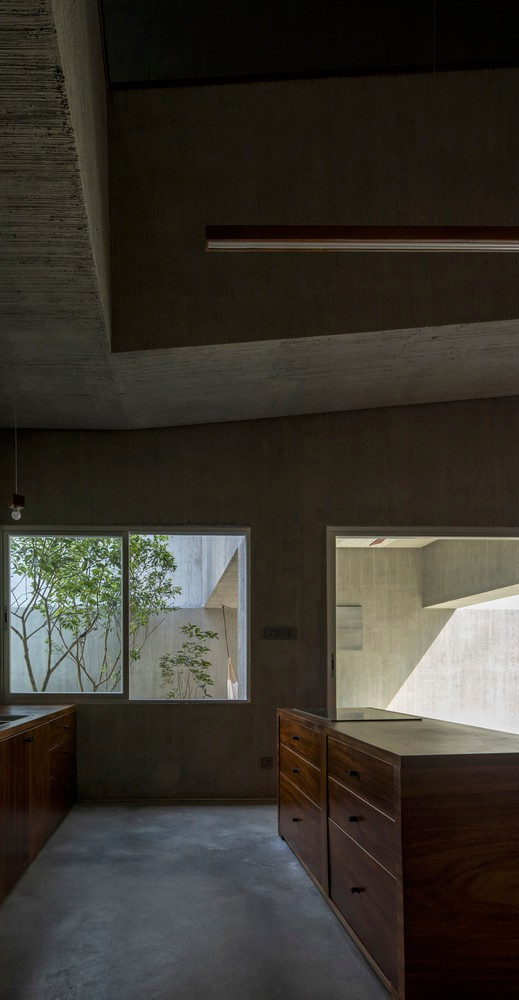 Dựa trên hệ thống khung kết cấu bê tông, cao độ tầng 1, cao độ tầng 2, mái nhà và các kích thước cố định của tòa nhà hiện tại, kiến trúc sư đã tạo ra một kết cấu hình chữ T.