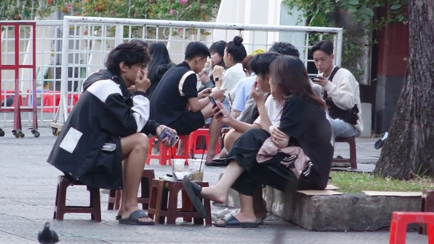 Xuống phố sớm để cảm nhận không khí Tết là động lực để dậy sớm của Anh Quân (21 tuổi, quận 4) và hai người bạn của mình: "Tụi mình ai cũng lười dậy sớm, những ngày gần đây thấy mọi người bảo nhau trời lành lạnh báo hiệu Tết sắp đến nơi rồi.Vì muốn trải nghiệm cảm giác thời tiết se lạnh cuối năm và đón Tết sớm, nên tụi mình hẹn nhau vào giờ này. Đúng là không khí lạnh hơn hôm trước giáng sinh, mình thì chịu lạnh tốt nên thấy sảng khoái với không khí này". Xuống phố sớm để cảm nhận không khí Tết là động lực để dậy sớm của Anh Quân (21 tuổi, quận 4) và hai người bạn của mình: "Tụi mình ai cũng lười dậy sớm, những ngày gần đây thấy mọi người bảo nhau trời lành lạnh báo hiệu Tết sắp đến nơi rồi.Vì muốn trải nghiệm cảm giác thời tiết se lạnh cuối năm và đón Tết sớm, nên tụi mình hẹn nhau vào giờ này. Đúng là không khí lạnh hơn hôm trước giáng sinh, mình thì chịu lạnh tốt nên thấy sảng khoái với không khí này".