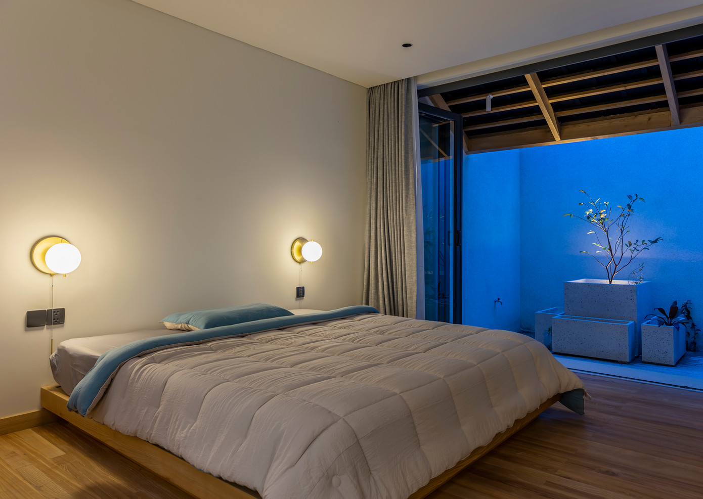 Với thời tiết se lạnh đặc trưng của thành phố Đà Lạt, vào buổi sáng sớm và chiều tối, hệ sàn hai lớp, bên dưới gạch và bên trên gỗ của phòng ngủ mang lại cảm giác ấm áp cho gia chủ trong tiết trời se lạnh và cảm giác mát mẻ trong nhà. Với thời tiết se lạnh đặc trưng của thành phố Đà Lạt, vào buổi sáng sớm và chiều tối, hệ sàn hai lớp, bên dưới gạch và bên trên gỗ của phòng ngủ mang lại cảm giác ấm áp cho gia chủ trong tiết trời se lạnh và cảm giác mát mẻ trong nhà.