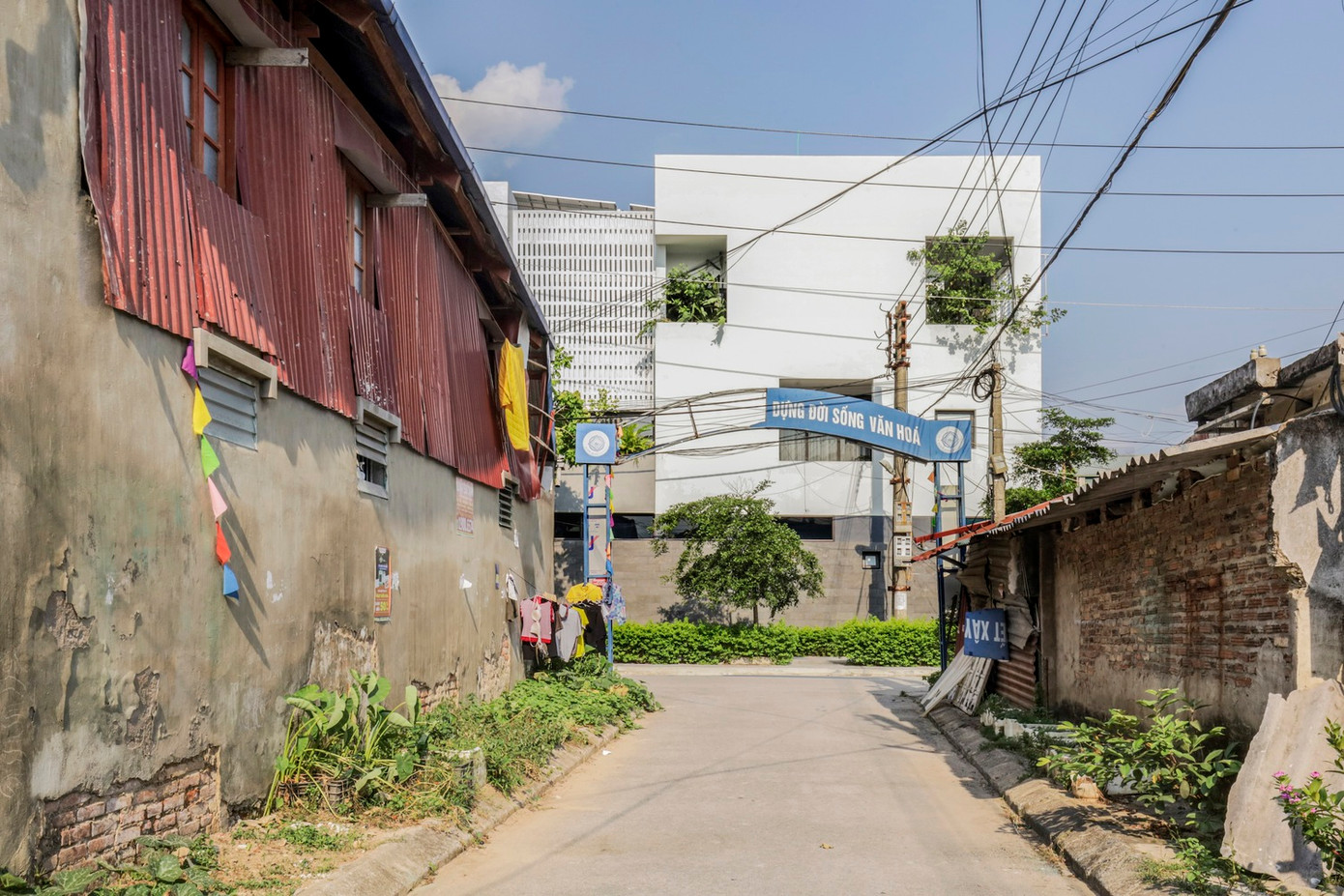 Ngoài ra, kiến trúc sư cần phải giải quyết vấn đề về khả năng chịu nhiệt, vì phần lớn diện tích bề mặt thẳng đứng của ngôi nhà nằm ở hướng Tây. Ngoài ra, kiến trúc sư cần phải giải quyết vấn đề về khả năng chịu nhiệt, vì phần lớn diện tích bề mặt thẳng đứng của ngôi nhà nằm ở hướng Tây.