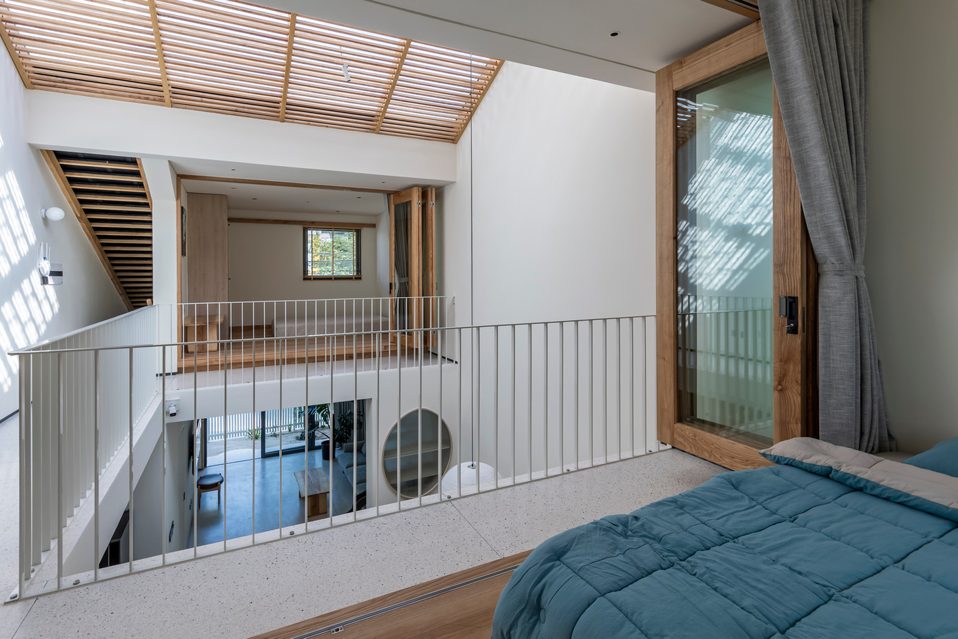 Ngôi nhà nhỏ dành riêng cho mẹ, tràn ngập nắng, gió mát và tiếng cười đùa của con cháu quây quần. Cảm giác ấm cúng của một nơi trở về không chỉ được kiến trúc sư tạo nên mà còn từ những cảm xúc đa dạng mỗi ngày, như một hành trình dài trong cuộc đời của nhiều thế hệ trong gia đình. Ngôi nhà nhỏ dành riêng cho mẹ, tràn ngập nắng, gió mát và tiếng cười đùa của con cháu quây quần. Cảm giác ấm cúng của một nơi trở về không chỉ được kiến trúc sư tạo nên mà còn từ những cảm xúc đa dạng mỗi ngày, như một hành trình dài trong cuộc đời của nhiều thế hệ trong gia đình.