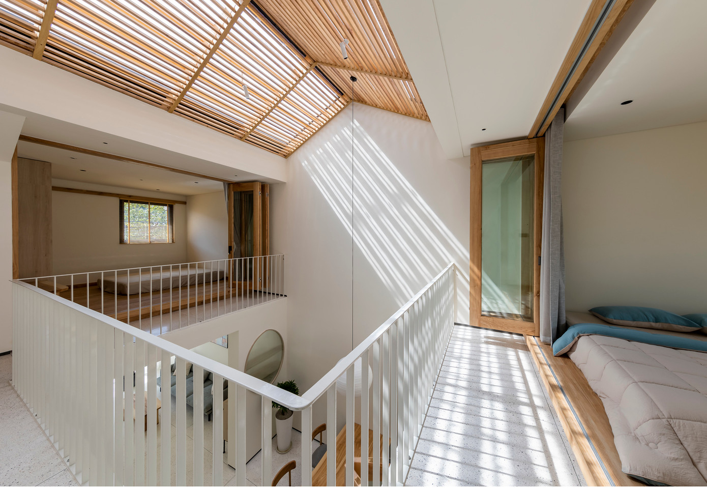 Ngôi nhà nhỏ dành riêng cho mẹ, tràn ngập nắng, gió mát và tiếng cười đùa của con cháu quây quần. Cảm giác ấm cúng của một nơi trở về không chỉ được kiến trúc sư tạo nên mà còn từ những cảm xúc đa dạng mỗi ngày, như một hành trình dài trong cuộc đời của nhiều thế hệ trong gia đình. Ngôi nhà nhỏ dành riêng cho mẹ, tràn ngập nắng, gió mát và tiếng cười đùa của con cháu quây quần. Cảm giác ấm cúng của một nơi trở về không chỉ được kiến trúc sư tạo nên mà còn từ những cảm xúc đa dạng mỗi ngày, như một hành trình dài trong cuộc đời của nhiều thế hệ trong gia đình.