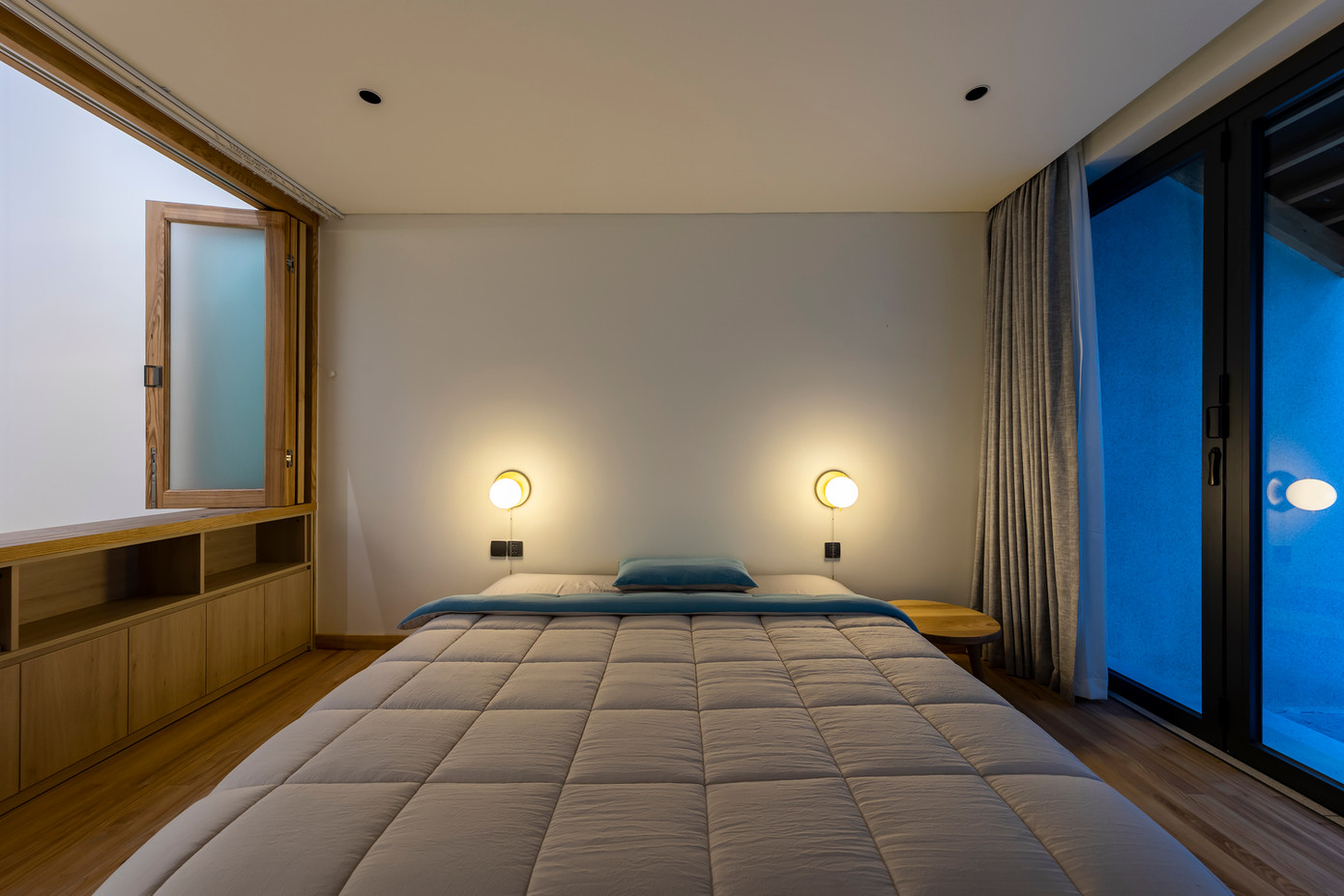 Với thời tiết se lạnh đặc trưng của thành phố Đà Lạt, vào buổi sáng sớm và chiều tối, hệ sàn hai lớp, bên dưới gạch và bên trên gỗ của phòng ngủ mang lại cảm giác ấm áp cho gia chủ trong tiết trời se lạnh và cảm giác mát mẻ trong nhà. Với thời tiết se lạnh đặc trưng của thành phố Đà Lạt, vào buổi sáng sớm và chiều tối, hệ sàn hai lớp, bên dưới gạch và bên trên gỗ của phòng ngủ mang lại cảm giác ấm áp cho gia chủ trong tiết trời se lạnh và cảm giác mát mẻ trong nhà.