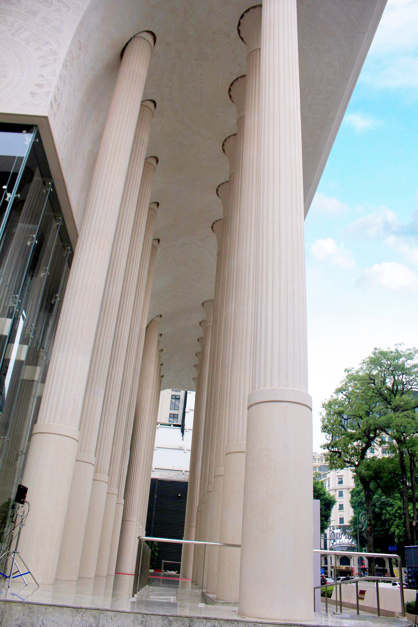 Có thể nói, Nhà hát Hồ Gươm là công trình có thể đáp ứng mọi yêu cầu về mặt biểu diễn cho nhiều loại hình nghệ thuật, từ giao hưởng phương Tây với sân khấu truyền thống Việt Nam, ballet tới nhạc kịch...(Ảnh: Lộc Liên)