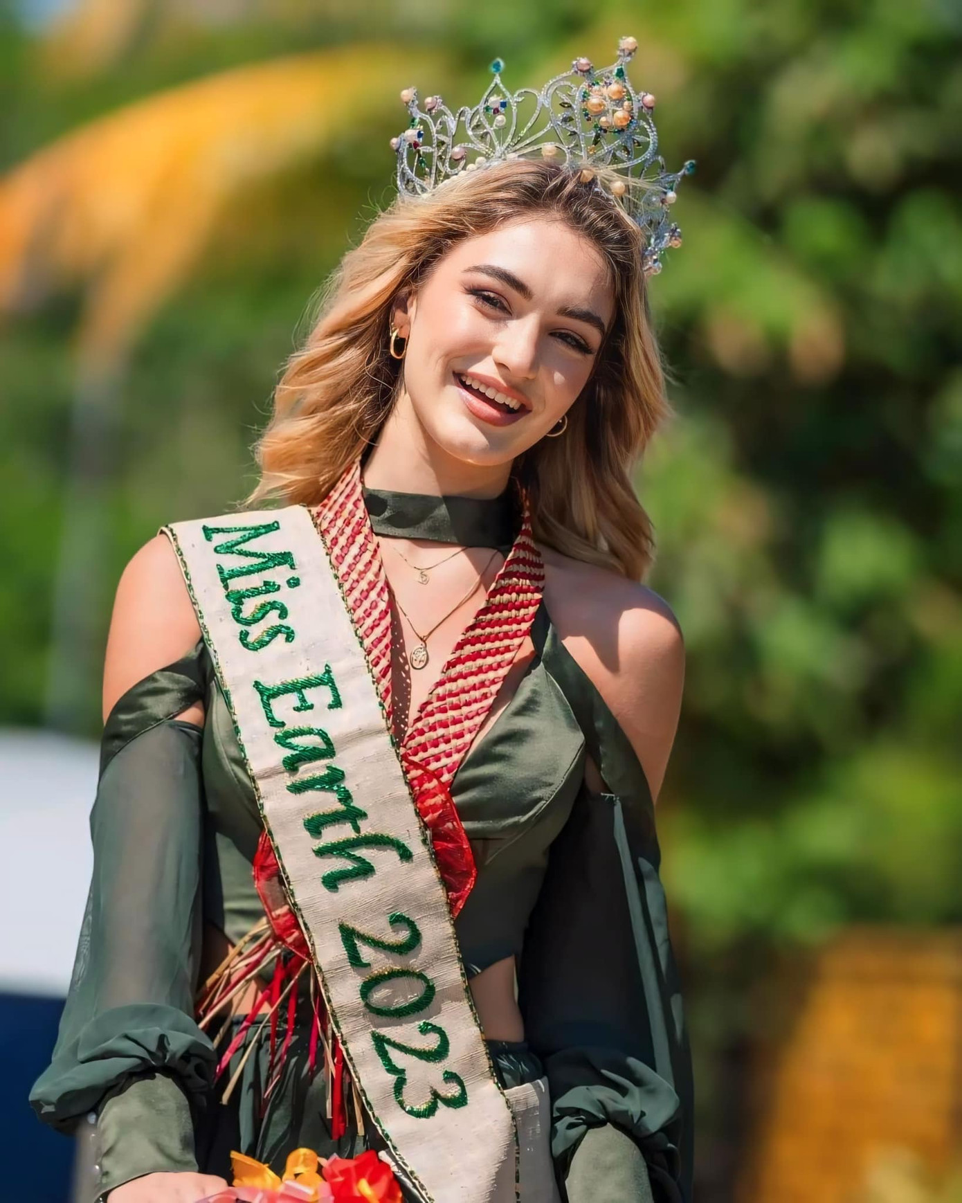 Drita Ziri khoe vẻ rạng rỡ trên xe diễu hành qua các tuyến phố. Đây là chuyến công tác hiếm hoi của Drita Ziri sau 5 tháng đăng quang.