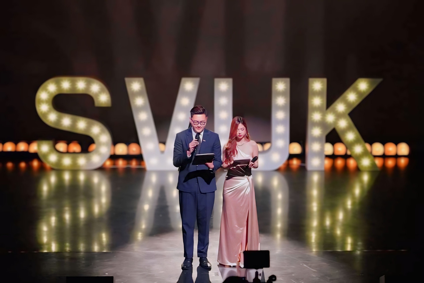 Bên cạnh loạt thành tích về học tập, Bảo Châu còn tích cực tham gia các hoạt động nghệ thuật như làm MC song ngữ.