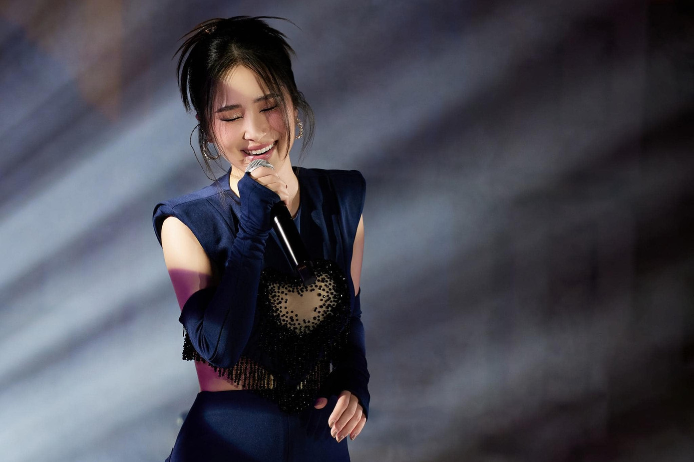 Trong phần cuối của mini show, Hương Tràm khiến nhiều người bất ngờ khi thể hiện khía cạnh mới trên chặng đường âm nhạc của cô đó là trở thành một người viết nhạc. Nữ ca sĩ trình làng ca khúc mới mang tên Sweet Home, nằm trong EP sắp phát hành vào ngày 15/6. Sweet Home được đánh giá là sự mới mẻ với phong cách trước đây của Hương Tràm, mang sự tươi vui, sâu lắng và gửi gắm nỗi niềm luôn hướng về gia đình, quê hương của Hương Tràm.