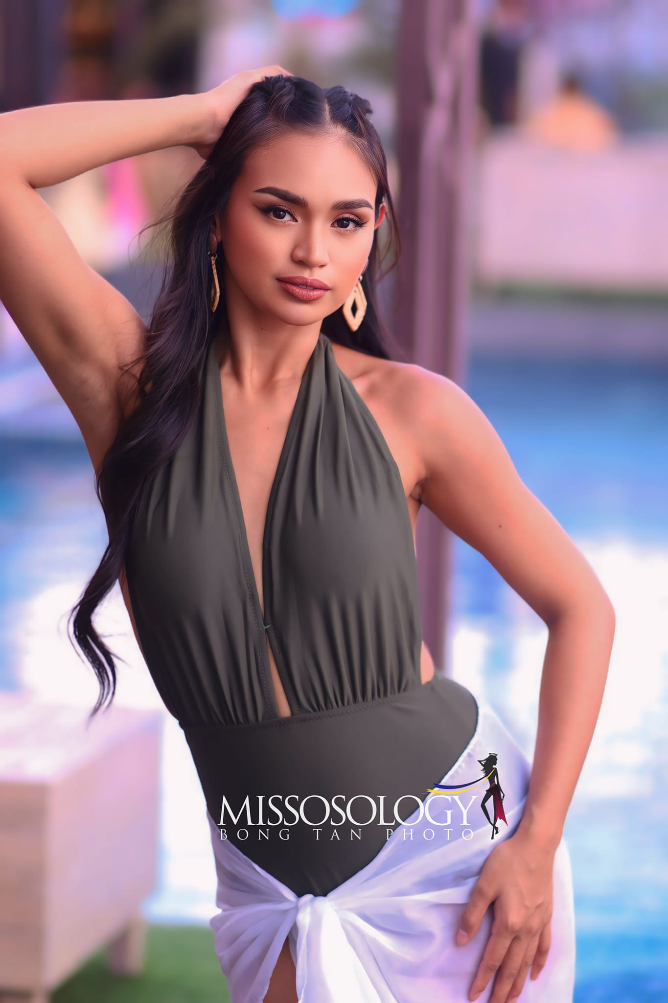 Với màu sắc không bắt mắt, tôn dáng, một số mẫu áo tắm liền mảnh khiến thí sinh bị lộ nhược điểm cơ thể.