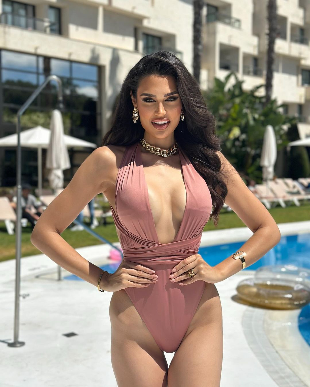 Với vai trò người mẫu, cô có nhiều kinh nghiệm trong thế giới thời trang thông qua các chiến dịch quảng cáo ở Các Tiểu vương quốc Ả Rập Thống nhất cho nhiều thương hiệu khác nhau. Cô cũng từng tham gia các cuộc thi Hoa hậu Hoàn vũ Quần đảo Canary và Hoa hậu Hoàn vũ Tây Ban Nha.