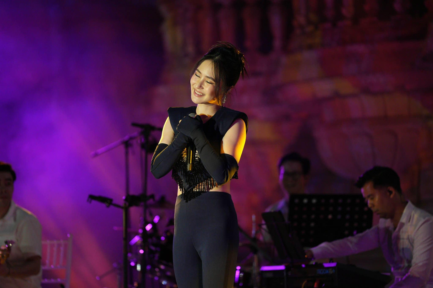 Nếu như trước đây, Hương Tràm được biết với giọng hát dày và nội lực, tạo cảm giác phô diễn kỹ thuật thanh nhạc thì hiện tại giọng hát của nữ ca sĩ được nhận xét hiện đại, cập nhật với xu hướng của thế giới. Dù vẫn thể hiện được kỹ thuật trong giọng hát nhưng Hương Tràm xử lý tinh tế và không tạo cảm giác quá phô trương với người nghe.