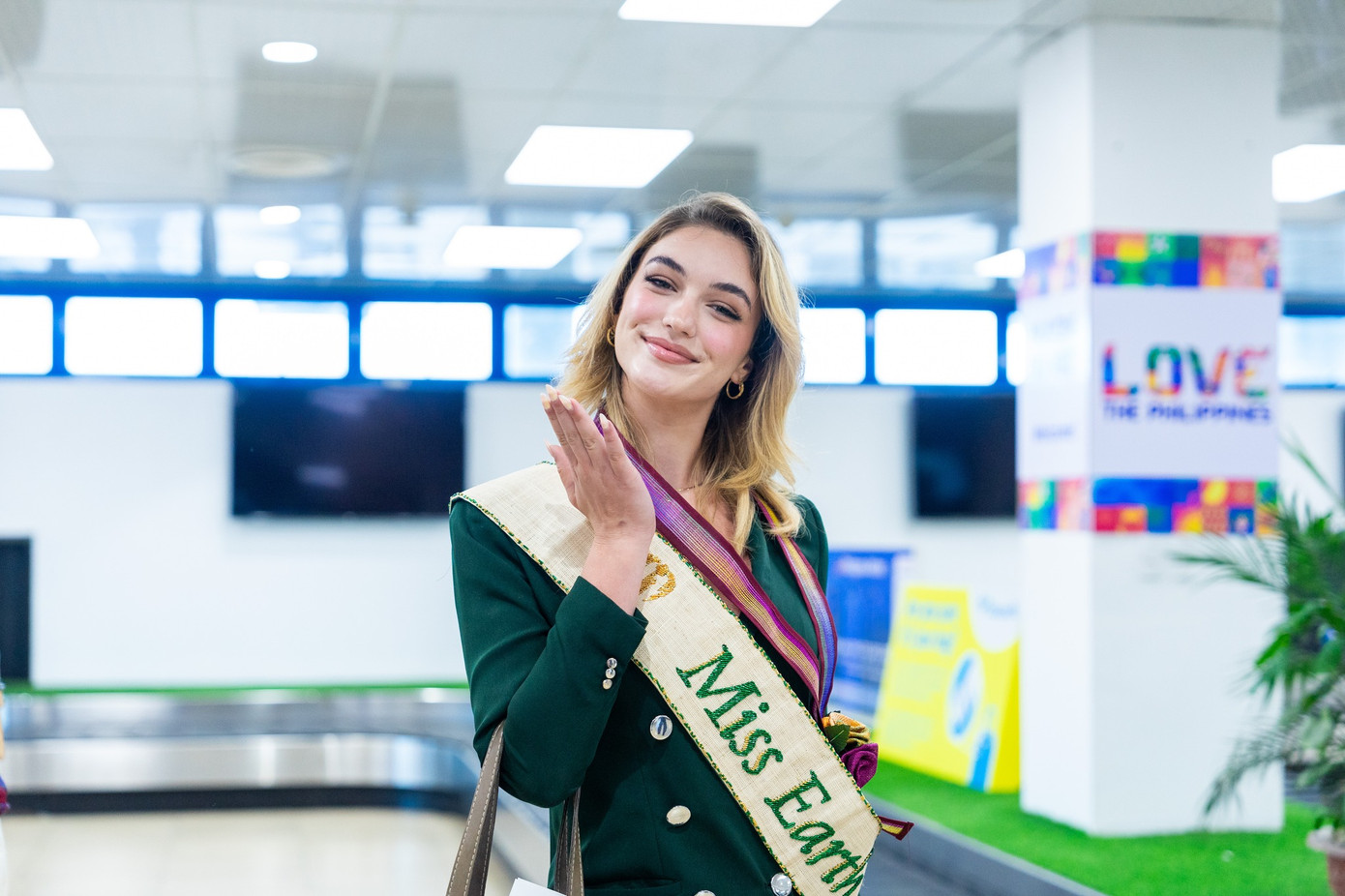 Các người đẹp nhận được sự chào đón nồng nhiệt từ người dân địa phương.