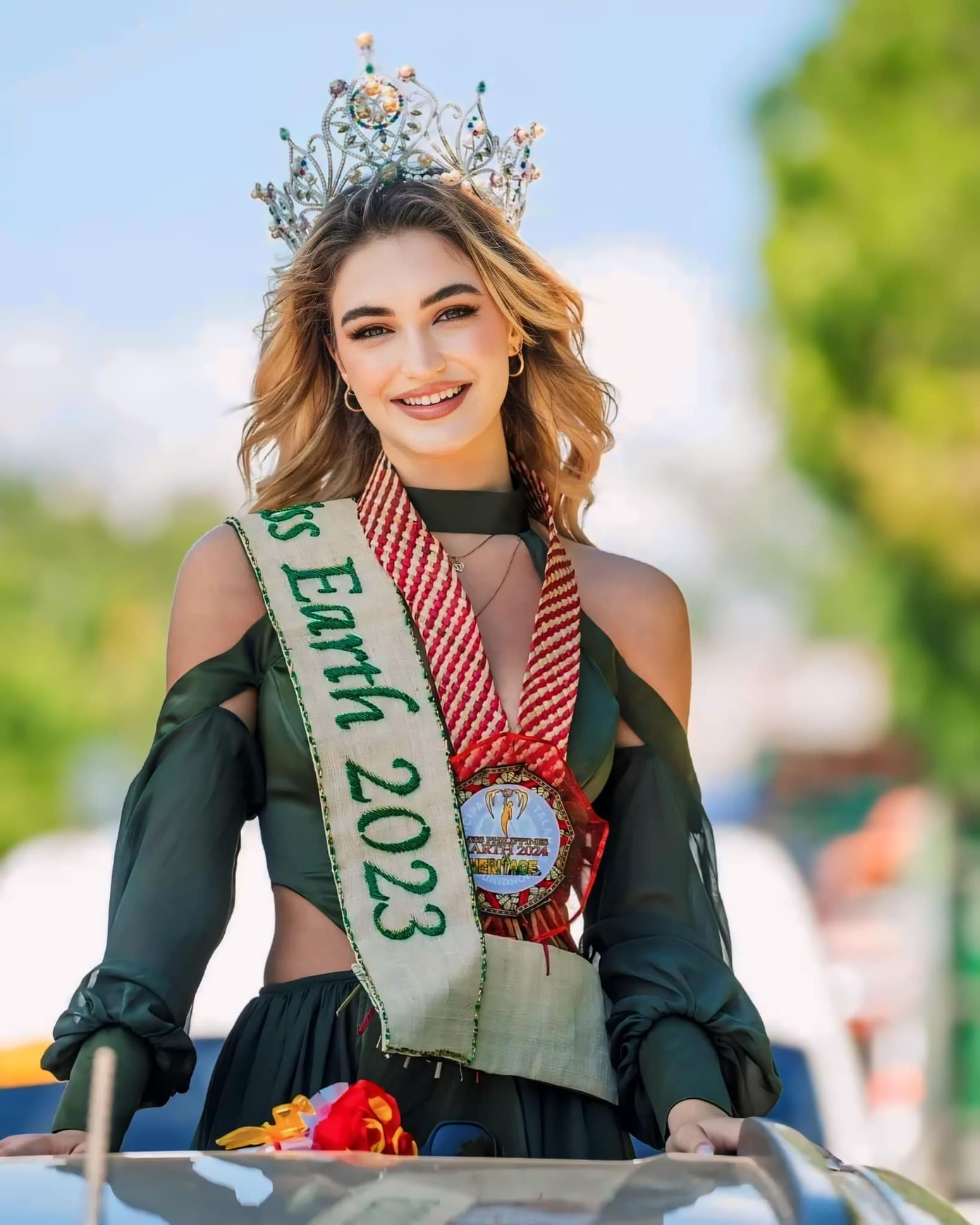 Trước đó, Drita Ziri cùng các người đẹp tham gia diễu hành và nhận được sự chào đón nồng nhiệt của người dân địa phương tại Talakag, Philippines.