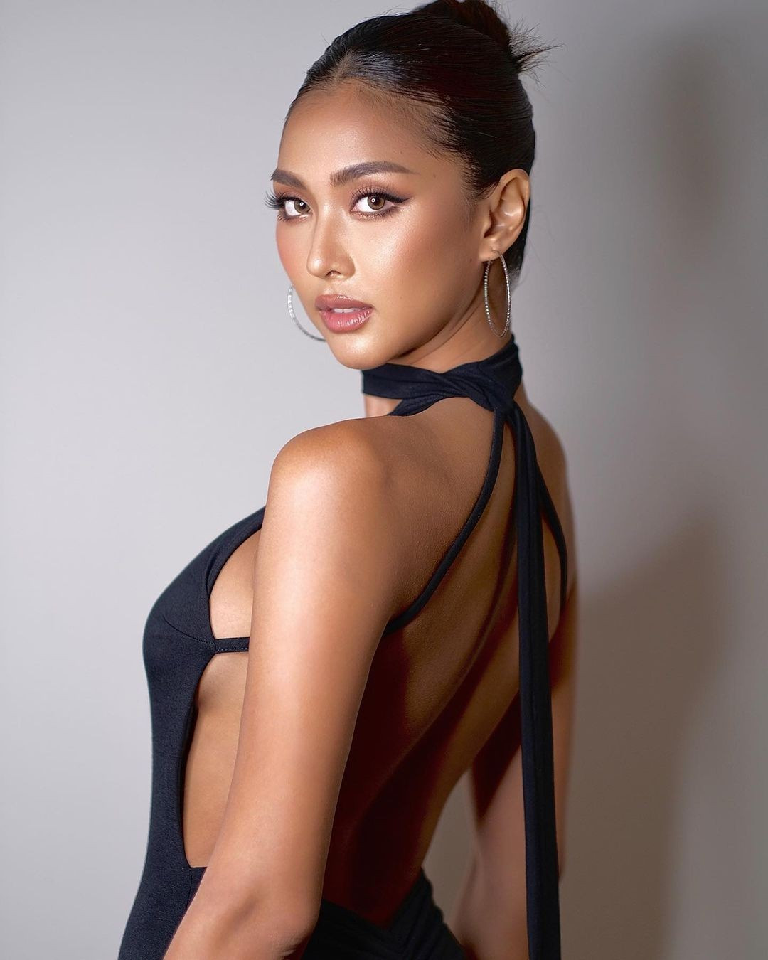 Kasama Suetrong được khen ngợi có nhan sắc hiện đại, nóng bỏng.