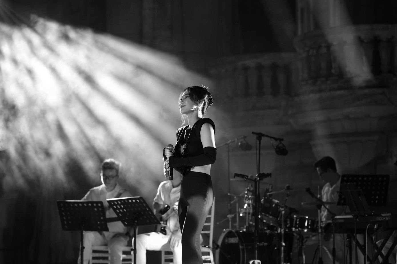 Nói về việc lựa chọn những sáng tác trữ tình bất hủ từng gắn liền với tên tuổi của các diva, divo của làng nhạc Việt trong đêm nhạc này, Hương Tràm cho biết việc làm mới những ca khúc như Hương ngọc lan, Tóc gió thôi bay… là bởi sự yêu thích và mong muốn được thể hiện theo cách hát của mình. “Tôi muốn gửi lời tri ân tới tất cả anh chị nghệ sĩ như anh Anh Quân, chị Mỹ Linh rằng thế hệ nghệ sĩ trẻ như tôi vẫn tiếp tục gìn giữ và làm mới những ca khúc theo tư duy của mình mà không làm mất đi giá trị đẹp đẽ nhất của nó” - Hương Tràm nói.