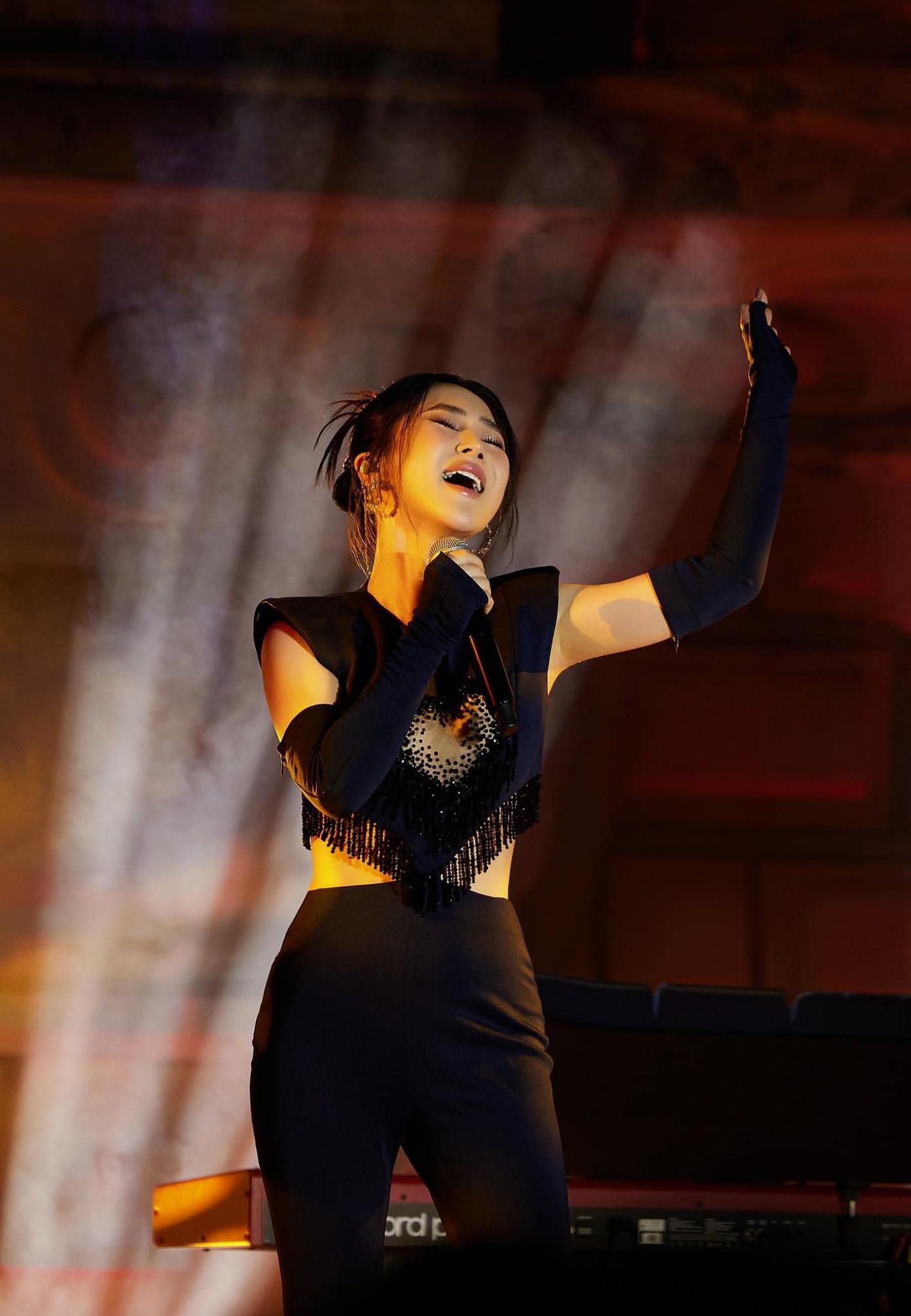 Đến với show diễn, nhiều khán giả bày tỏ kỳ vọng, háo hức được nhìn thấy sự đột phá trong giọng hát của Hương Tràm. Và cô đã mang lại nhiều điều mới mẻ. Mở màn đêm nhạc, Hương Tràm hát liên khúc Ngại ngùng, Cho em gần anh thêm chút nữa, Duyên mình lỡ. Đây là ba bản hit trong sự nghiệp của Hương Tràm nhưng lần này đã được phối khí lại, tạo cảm giác tươi mới và hiện đại hơn.