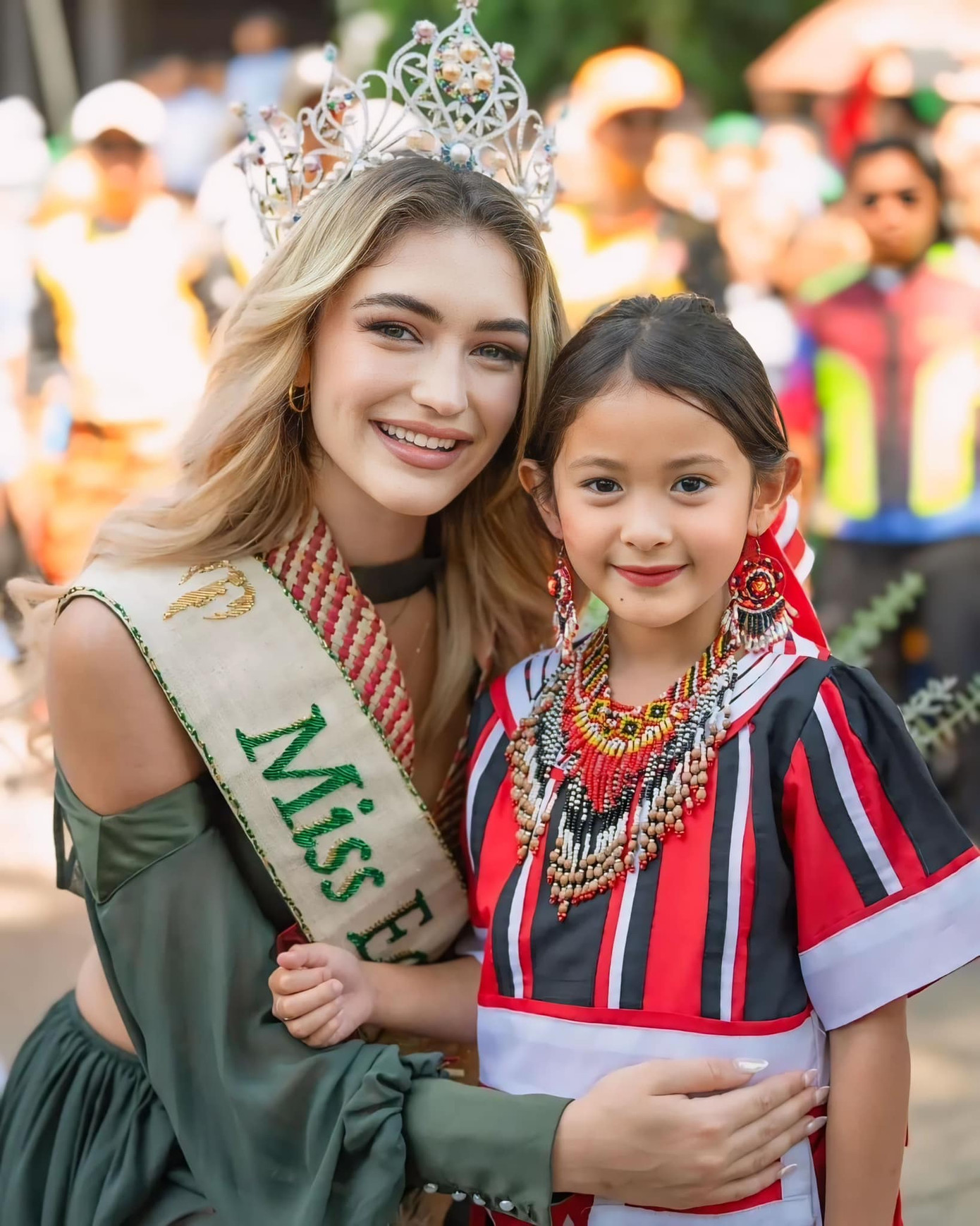 Sau khi đăng quang danh hiệu Hoa hậu Trái Đất 2023 tại Việt Nam, Drita Ziri trở về quê nhà Albania và được chào đón nồng nhiệt. Cô là người đẹp Albania đầu tiên mang về danh hiệu cao quý tại một trong những cuộc thi nhan sắc lớn nhất thế giới.