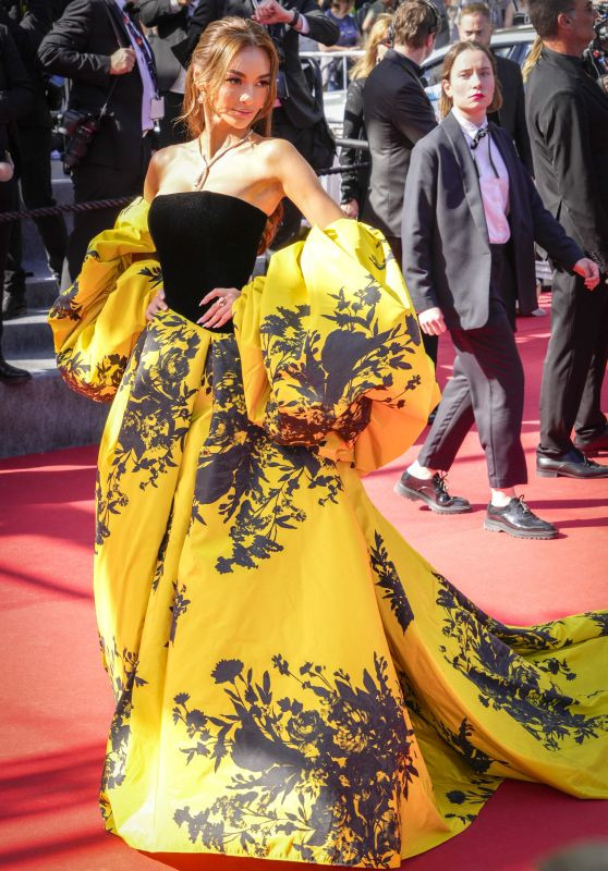 Hoa hậu Quốc tế 2016 Kylie Verzosa mang tới thảm đỏ Cannes năm nay 3 bộ váy ấn tượng. Người đẹp Philippines yêu thích phong cách cổ điển, yêu kiều. Tuy là nhân vật mới trên thảm đỏ Cannes, Kylie đã nhận được sự chú ý của cánh săn ảnh nhờ phong cách ấn tượng.