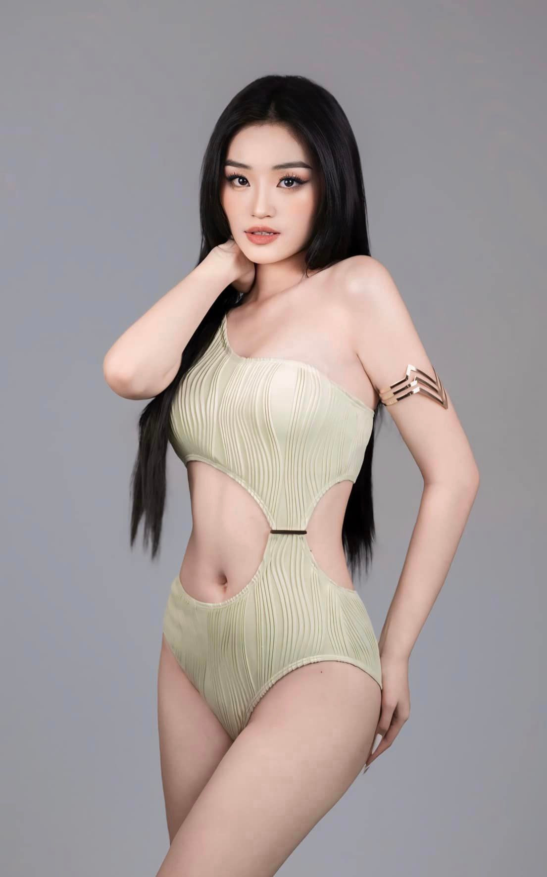 Yến Nhi từng giành giải đồng tại Hội thi thuyết trình hướng dẫn du lịch Đại học Văn Hiến 2023, Á quân 1 cuộc thi Người mẫu ảnh MITC Phú Yên năm 2021.