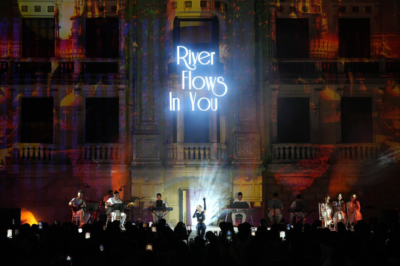 Xuyên suốt mini show, Hương Tràm hát 11 ca khúc, cả cũ và mới nhưng hầu hết được làm lại với bản phối khí mới. Về nước sau 5 năm, Hương Tràm cho biết cô dành tình cảm lớn cho Hà Nội nên show diễn trở lại đã chọn tổ chức tại đây. Sau 5 năm xa nhà, nữ ca sĩ nuôi dưỡng tình cảm lớn cho gia đình, quê hương.