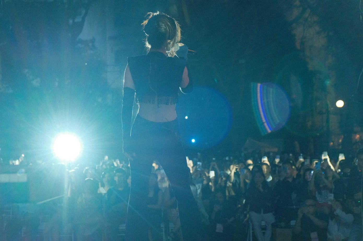 Nói về việc lựa chọn những sáng tác trữ tình bất hủ từng gắn liền với tên tuổi của các diva, divo của làng nhạc Việt trong đêm nhạc này, Hương Tràm cho biết việc làm mới những ca khúc như Hương ngọc lan, Tóc gió thôi bay… là bởi sự yêu thích và mong muốn được thể hiện theo cách hát của mình. “Tôi muốn gửi lời tri ân tới tất cả anh chị nghệ sĩ như anh Anh Quân, chị Mỹ Linh rằng thế hệ nghệ sĩ trẻ như tôi vẫn tiếp tục gìn giữ và làm mới những ca khúc theo tư duy của mình mà không làm mất đi giá trị đẹp đẽ nhất của nó” - Hương Tràm nói.