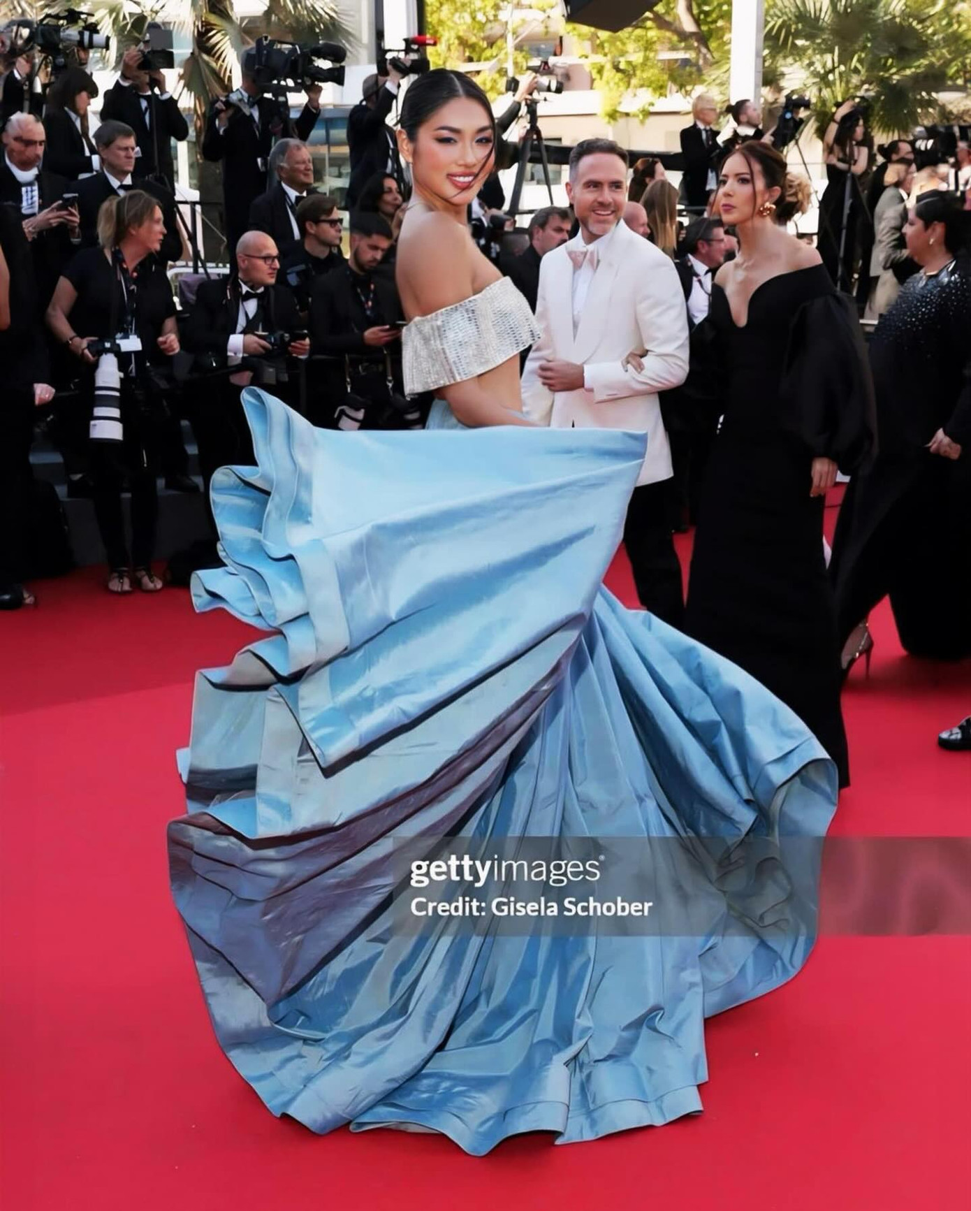 Á hậu Hoàn vũ Việt Nam 2022 Lê Thảo Nhi là người đẹp Việt hiếm hoi xuất hiện trên thảm đỏ Liên hoan phim Cannes năm nay. Cô mặc váy của nhà thiết kế trong nước, lấy cảm hứng từ công chúa Elsa. Thiết kế với điểm nhấn là áo crop-top giúp người đẹp khoe vòng eo thon. Lần xuất hiện của Lê Thảo Nhi tại Cannes để lại ấn tượng tốt với fan sắc đẹp trong nước.