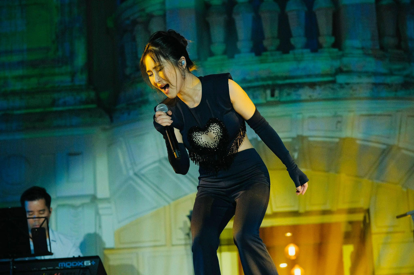 Trong phần cuối của mini show, Hương Tràm khiến nhiều người bất ngờ khi thể hiện khía cạnh mới trên chặng đường âm nhạc của cô đó là trở thành một người viết nhạc. Nữ ca sĩ trình làng ca khúc mới mang tên Sweet Home, nằm trong EP sắp phát hành vào ngày 15/6. Sweet Home được đánh giá là sự mới mẻ với phong cách trước đây của Hương Tràm, mang sự tươi vui, sâu lắng và gửi gắm nỗi niềm luôn hướng về gia đình, quê hương của Hương Tràm.