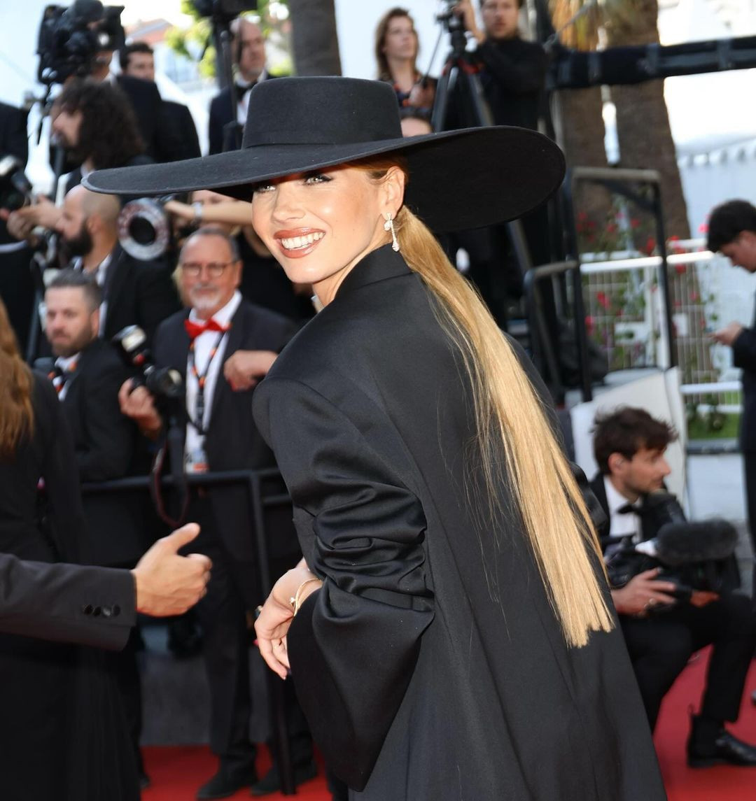 Hoa hậu Pháp 2021 Amandine Petit xuất hiện trên thảm đỏ với bộ trang phục mang phong cách menswear. Người đẹp tạo điểm nhấn với chiếc mũ rộng vành. Tuy nhiên, thiết kế của Amandine được nhận xét quá cá tính, phù hợp với các show diễn thời trang hơn là sự kiện trang trọng như Cannes. Bên cạnh đó, chiếc mũ quá khổ cũng khiến cô gặp khó khăn khi tạo dáng trên thảm đỏ.