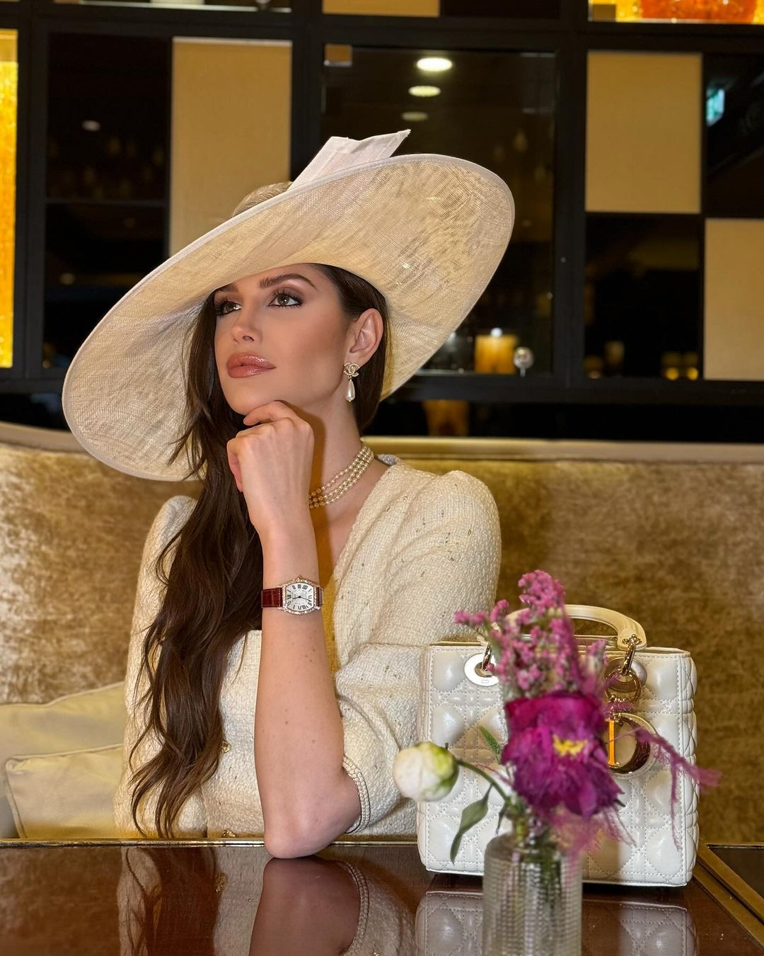 Người đẹp diện trang phục thanh lịch, cổ điển. Sau 2 năm đăng quang, nhan sắc của Isabella được nhận xét ngày càng xinh đẹp.