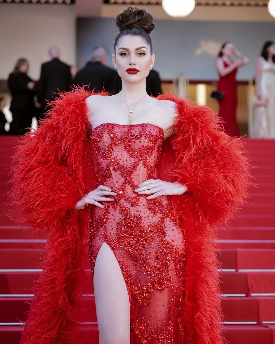 Ngày 18/5, Hoa hậu Hoà bình Quốc tế 2022 Isabella Menin là khách mời tới tham dự buổi công chiếu bộ phim Emilia Perez thuộc khuôn khổ Liên hoan phim Cannes thường niên lần thứ 77. Người đẹp xuất hiện nổi bật trên thảm đỏ trong bộ váy lông vũ màu đỏ.