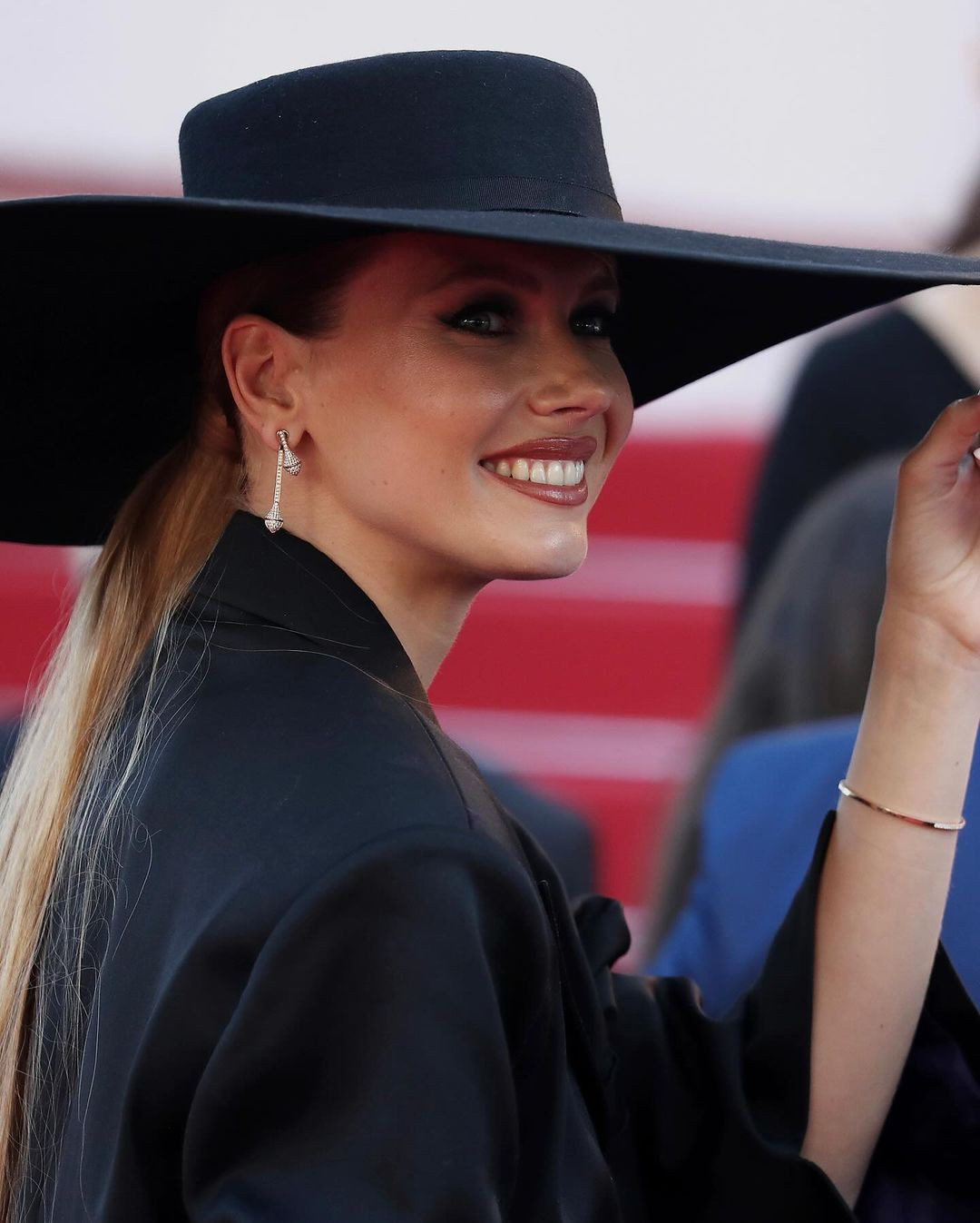 Hoa hậu Pháp 2021 Amandine Petit xuất hiện trên thảm đỏ với bộ trang phục mang phong cách menswear. Người đẹp tạo điểm nhấn với chiếc mũ rộng vành. Tuy nhiên, thiết kế của Amandine được nhận xét quá cá tính, phù hợp với các show diễn thời trang hơn là sự kiện trang trọng như Cannes. Bên cạnh đó, chiếc mũ quá khổ cũng khiến cô gặp khó khăn khi tạo dáng trên thảm đỏ.