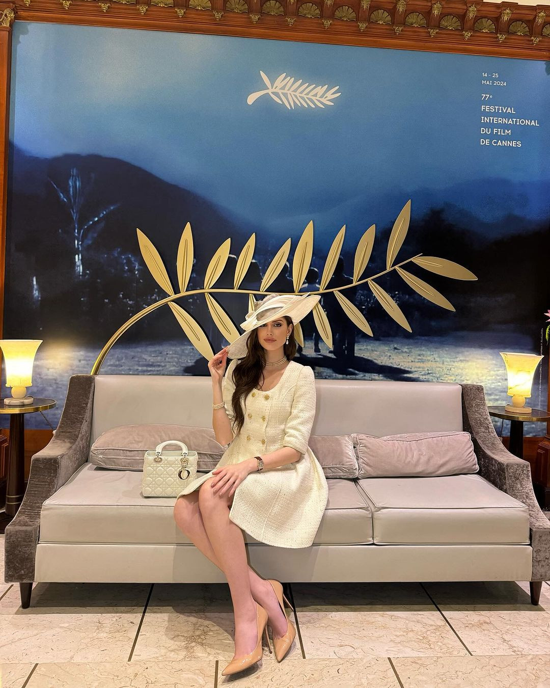 Trước đó, Isabella tham dự các hoạt động ngoài lề tại Cannes.