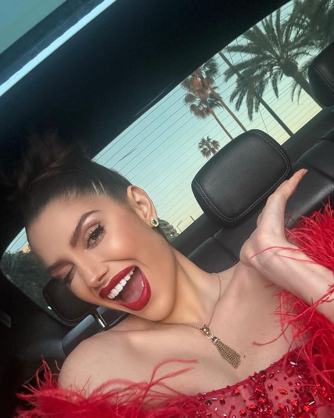 Isabella thể hiện sự háo hức trước giờ lên đường đến thảm đỏ Cannes. "Tại buổi ra mắt phim Emilia Pérez trong khuôn khổ Liên hoan phim Cannes thường niên lần thứ 77 ở Palais des Festivals, tôi đã tham dự thảm đỏ cùng với những phụ nữ vô cùng tài năng như Selena Gomez và Zoe Saldana. Ai đó có thể véo tôi một cái được không?".