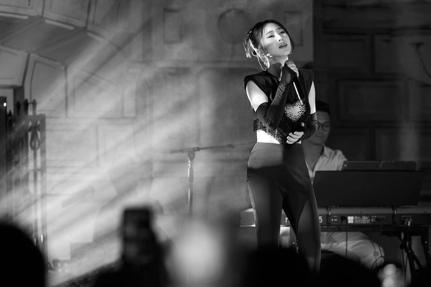 “Không ai tin vào tài năng của tôi, không ai tin vào tiếng nói âm nhạc của tôi. Cho đến ngày gặp quý vị khán giả đã biến tất cả điều đó thành sự thật. Và tôi còn một hành trình mới, đó là hành trình viết nhạc. Hành trình này vẫn còn mới và khiêm tốn. Tôi vẫn học mỗi ngày. Tôi hy vọng trong hành trình mới này được kết nối với khán giả ở một khía cạnh khác sâu sắc hơn”, cô nói.