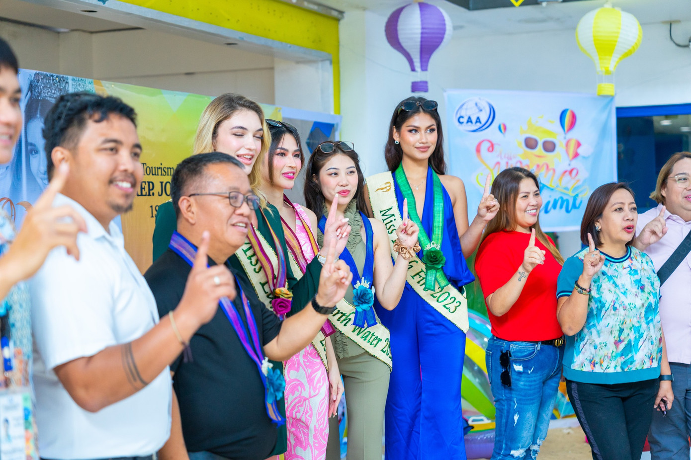 Miss Earth Water 2023 Đỗ Thị Lan Anh cũng tham gia chuyến đi này cùng các người đẹp. Ngoài ra còn có Miss Earth Air 2023 - Yllana Marie Aduana và Miss Earth Fire 2023 - Cora Bliault.