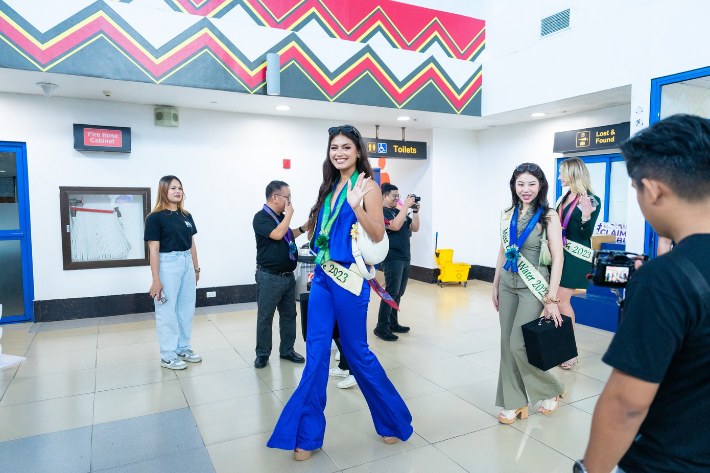Miss Earth Air 2023 - Yllana Marie Aduana - mặc váy hồng khoe eo thon quyến rũ. Người đẹp Philippines được khán giả quê nhà yêu mến, liên tục gọi tên. Cô chuẩn bị trao lại vương miện cho người kế nhiệm danh hiệu Miss Earth Philippines 2024.