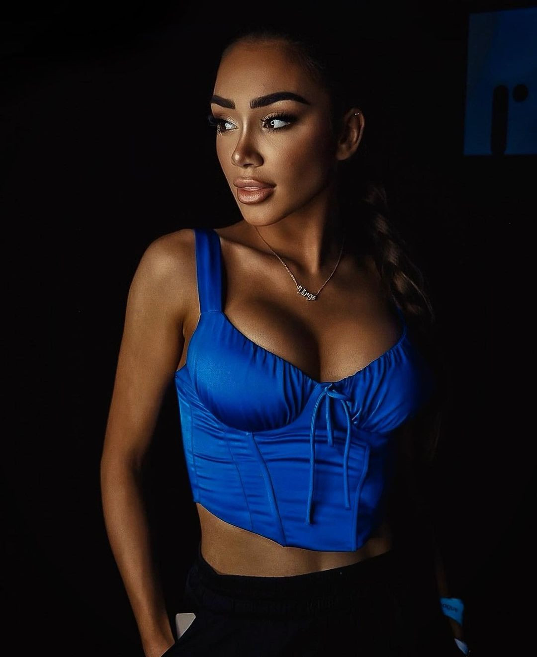 Với kinh nghiệm nhiều năm trong lĩnh vực kinh doanh thương hiệu thời trang, Veronica có lợi thế trong việc phân tích, đánh giá chiến lược cũng như đưa ra các phương án tìm kiếm khách hàng. Đây được đánh giá là yếu tố được ông Nawat - chủ tịch cuộc thi Hoa hậu Hòa bình tìm kiếm trong nhiều năm qua.